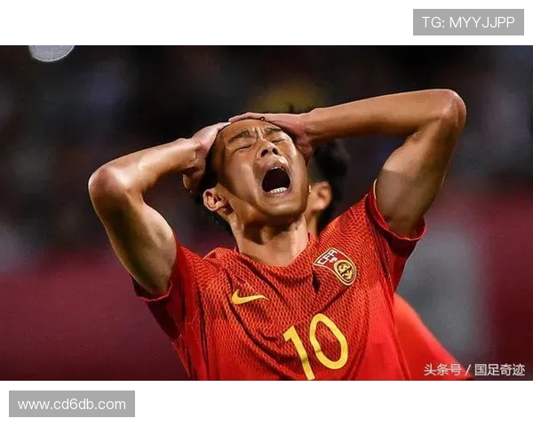 马丁内斯的传奇之路：从足球新星到世界冠军的辉煌历程